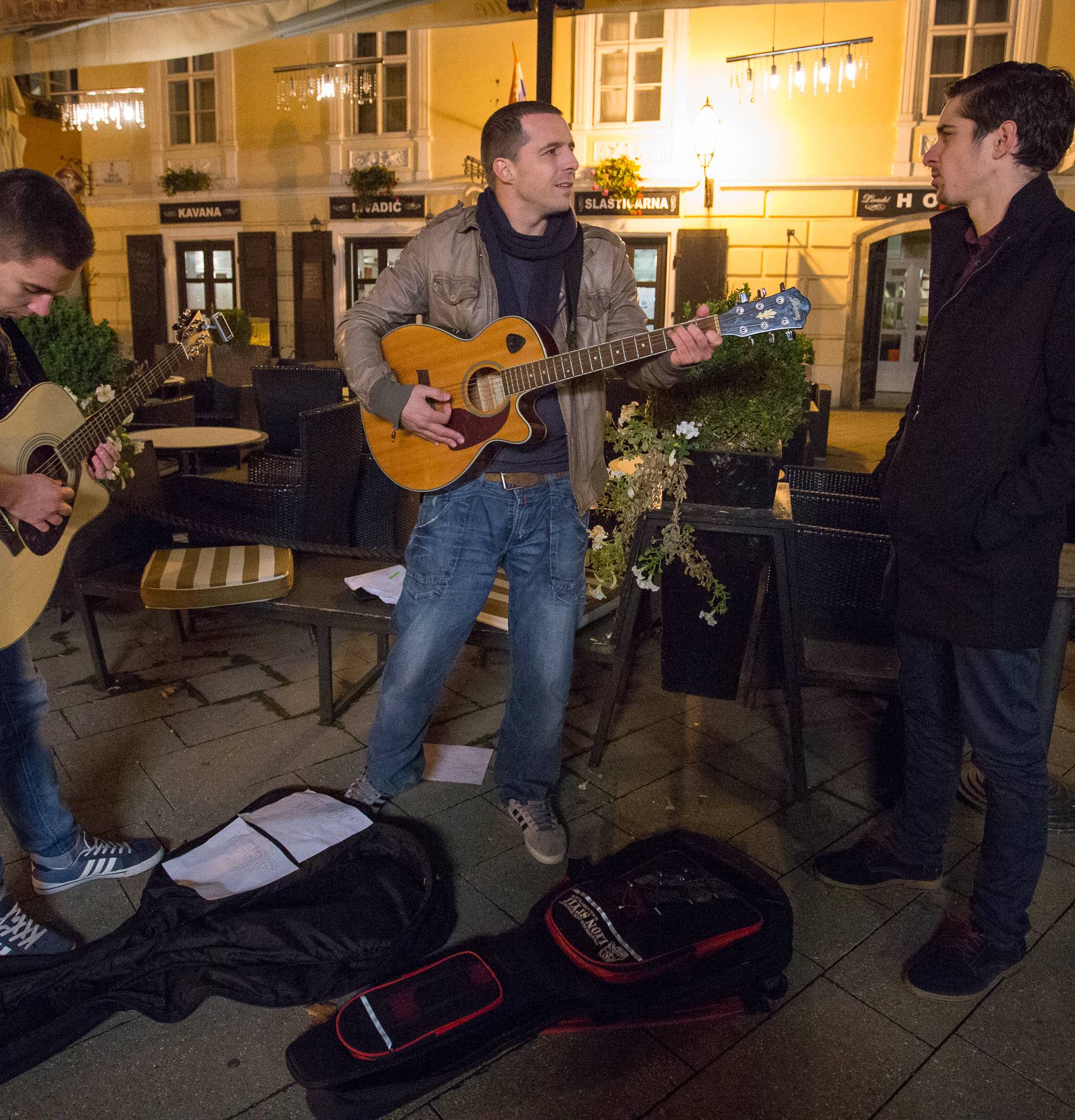 Filip Juričić s gitarom u ruci šarmirao je prolaznike na ulici