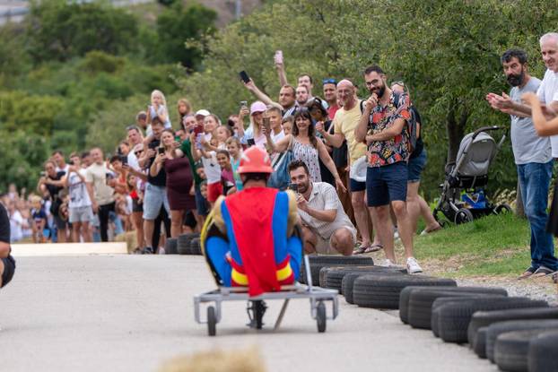 Senj: Održana 1. Senjska maškarana utrka 'Gravity race Senj 2025' podno tvrđave Nehaj