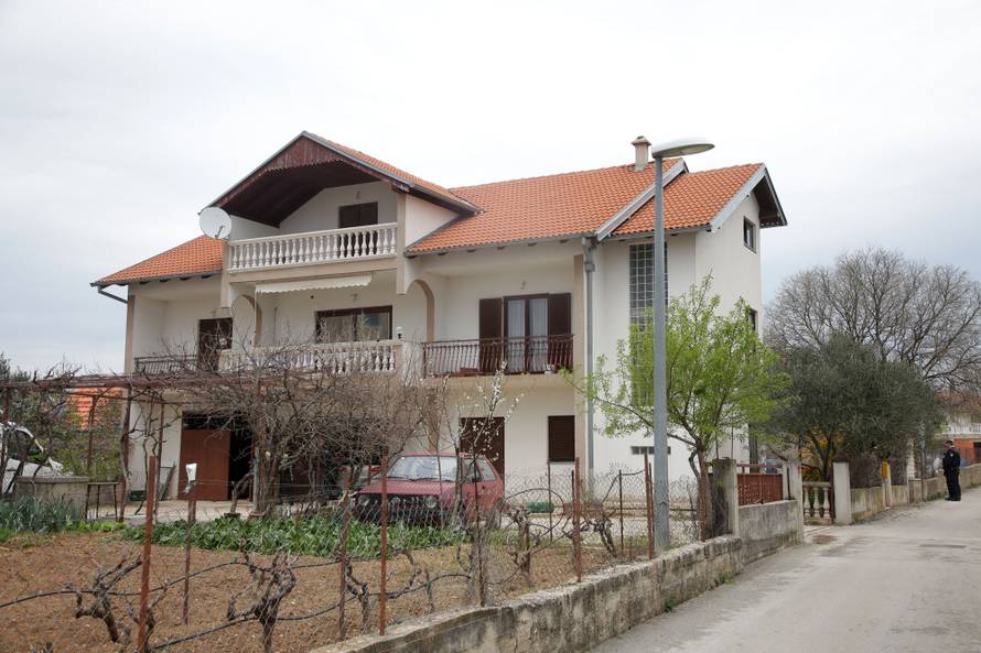 Ubojica roditelja stigao na sud, obrana: 'Rodbina ga posjećuje'