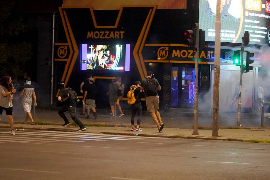 Policija i vojska suzavcima rastjerala okupljene prosvjednike u Novom Beogradu