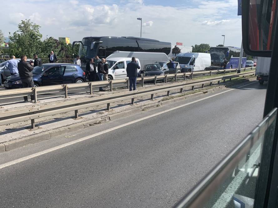 Kaos u Zagrebu: Bus udario u kombi i 'pomeo' još pet vozila