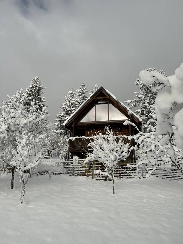 FOTO Ova kuća blizu Zagreba pravi je raj - filmove možete gledati iz bačve za kupanje!