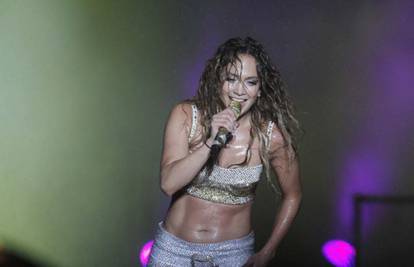 Sva je vlažna: Jennifer Lopez 'oprala' kiša na bini u Brazilu