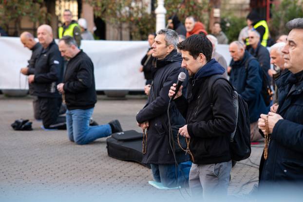 Zagreb: Molitelji se okupili na glavnom trgu, organiziran i protuprosvjed
