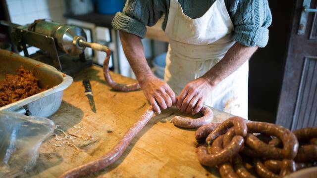 Man,Making,Sausages,The,Traditional,Way,Using,Sausage,Filler.