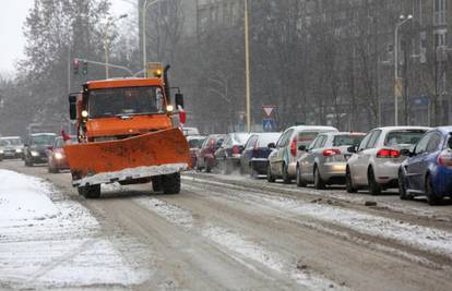 Vozači, oprez: Zimski uvjeti na cestama, moguća je poledica
