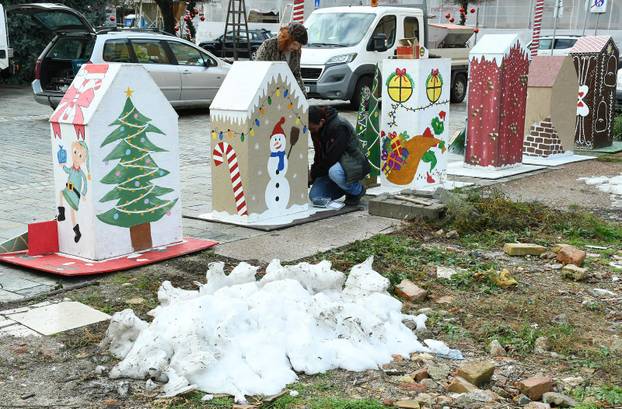 Sisak: Postavljanje adventskih kućica koje su napravila djeca