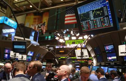 Dow Jones strmoglavo pao ispod devet tisuća bodova