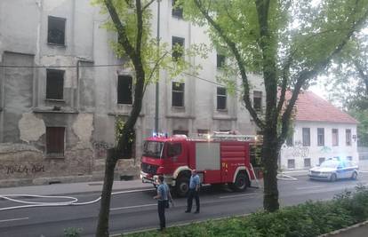 Buknuo požar u napuštenoj zgradi kod Glavnog kolodvora