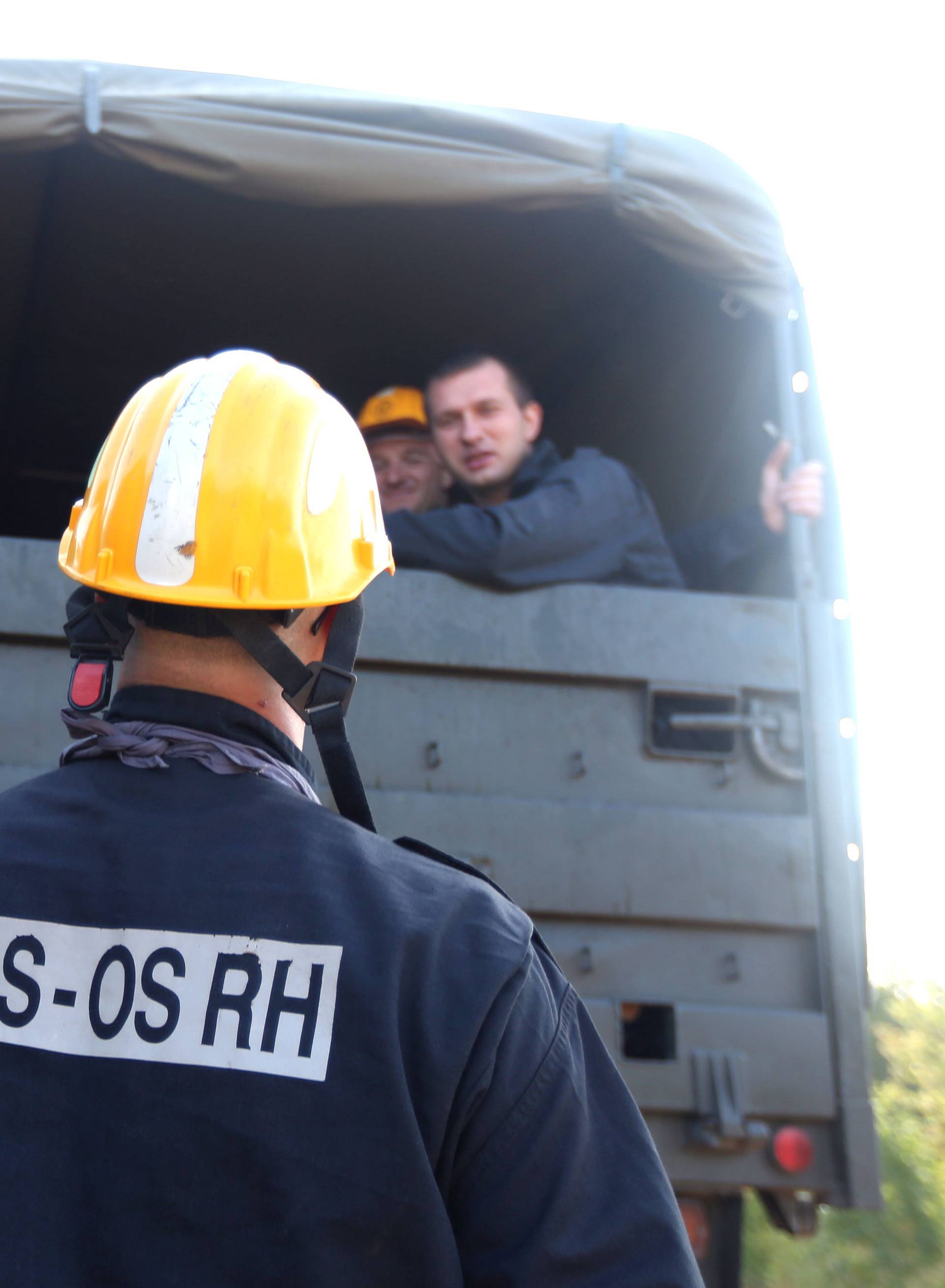 Nakon kratkog sna, vatrogasci kreću u novu borbu sa stihijom