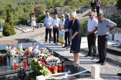 FOTO Održali misu za Olivera, na grob položili vijence i svijeće