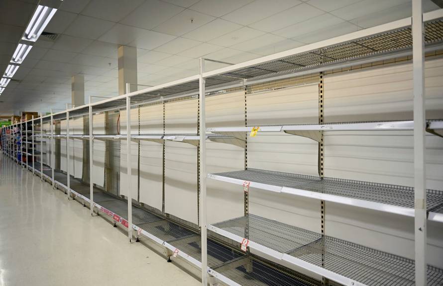 Panični šoping u Australiji: Tri žene potukle se zbog wc papira