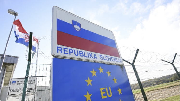 Slovenci postavljaju još jednu panelnu ogradu kod Preseke