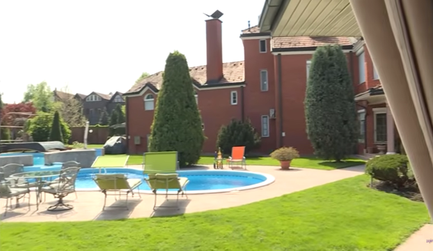 Sve pršti od luksuza: Lepa Brena prodaje vilu Aleksandri Prijović. Evo kako izgleda raskošna kuća