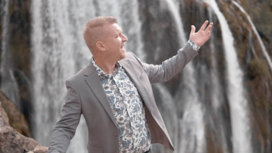 VIDEO Stipe Štrkalj debitira s emotivnom baladom 'Sanjaj' koja donosi vjeru u bolje sutra