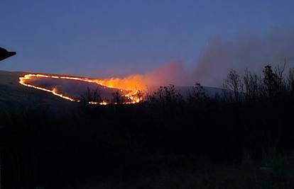 Na sinjskom području buknuo požar: Nema opasnosti za kuće