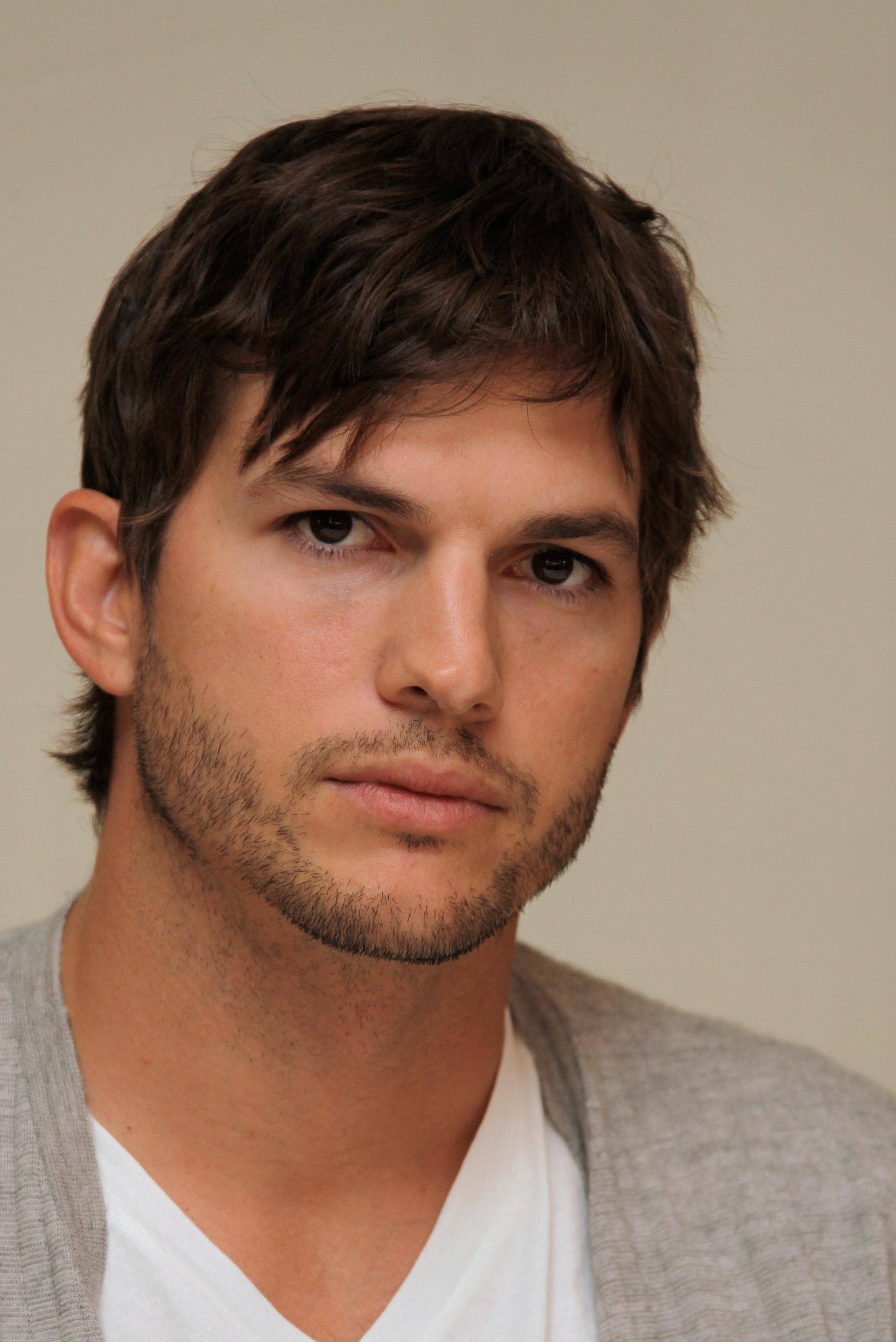 Ashton Kutcher attends "Jobs" junket - Los Angeles