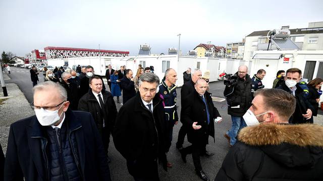 Petrinja: Premijer Plenković sa suradnicima obišao stambeno kontejnersko naselje