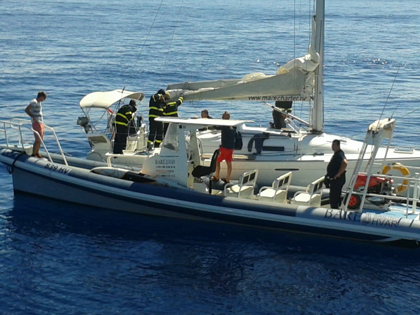 Planula jedrilica kod Paklinskih otoka, spasili su sedmero  ljudi