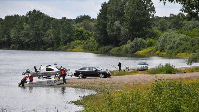 Siče: Potraga za nestalim 47-godišnjakom nakon prevrtanja čamca na rijeci Savi