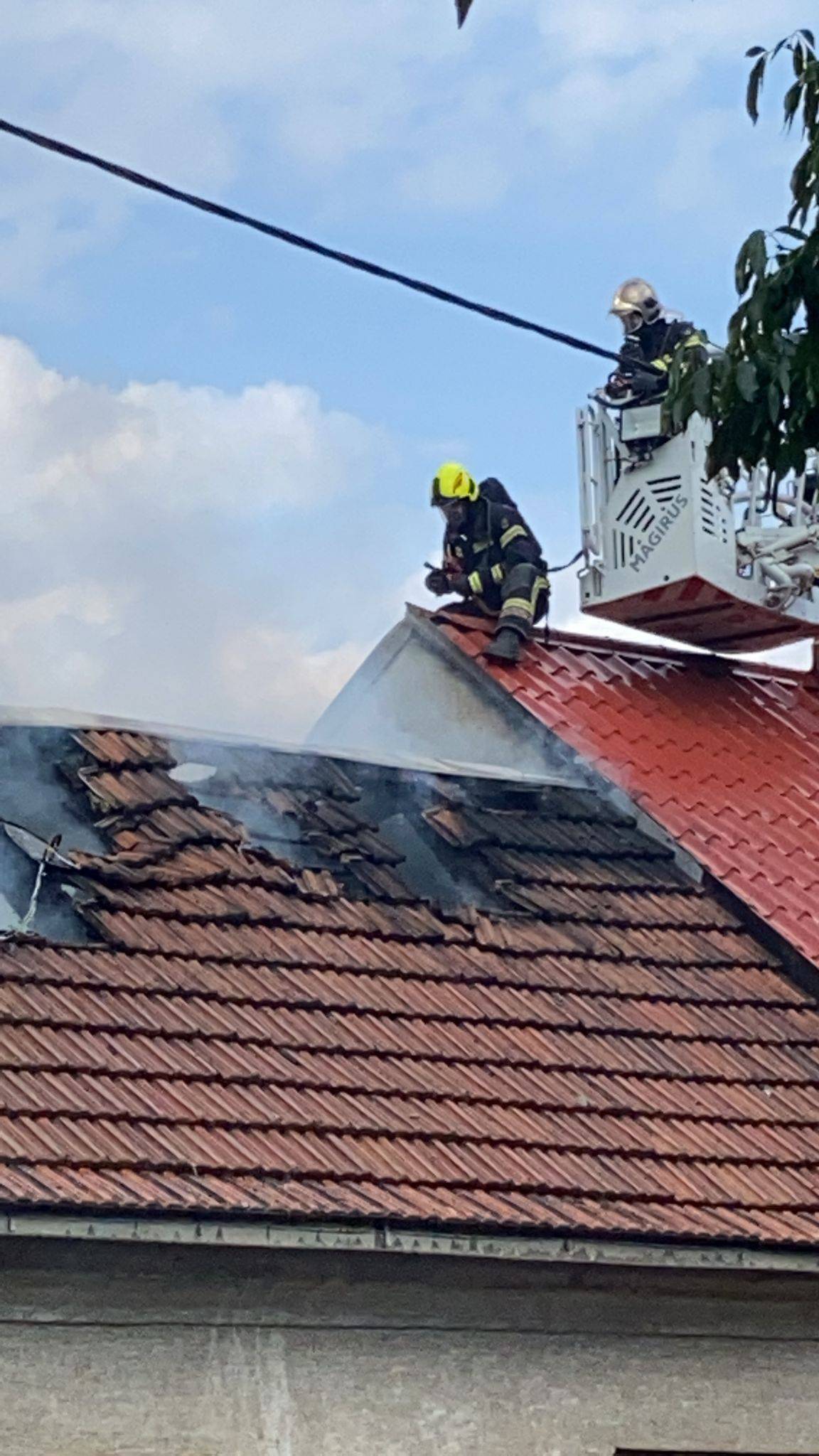VIDEO Požar kuće u Zagrebu, na terenu vatrogasci: 'Vidio sam dim, zapalio im se i krov kuće'