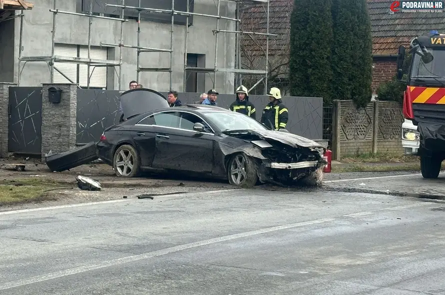 Vozio Mercedes bez vozačke pa se zabio u zid kuće: Vozač (26) i putnica (21) lakše ozlijeđeni