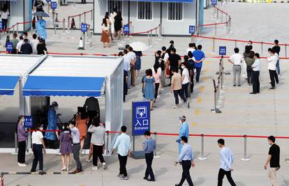 U Šangaju stotine ljudi stavili u karantenu nakon otkrića novih slučajeva zaraze na aerodromu
