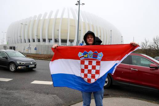 FOTO Pogledajte gu&zcaron;ve oko Arene prije Thompsonovog zagreba&ccaron;kog koncerta