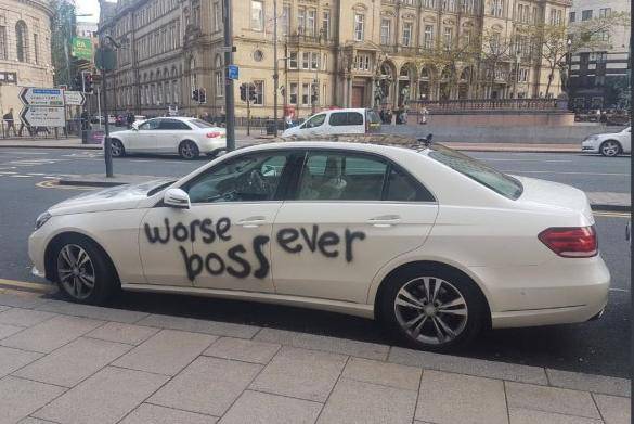Ljutiti zaposlenik šefov bijeli auto 'ukrasio' crnim grafitom