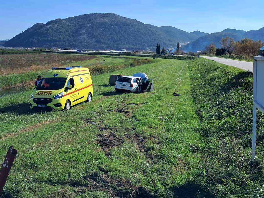 FOTO Sudarila se dva auta kraj Opuzena, troje ljudi ozlijeđeno