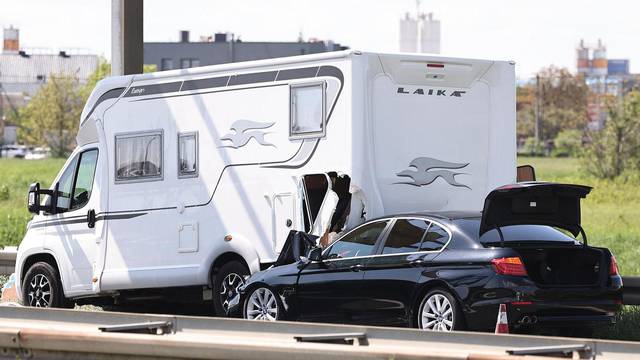 Zagreb: Automobil podletio pod kamper kod čvora Lučko