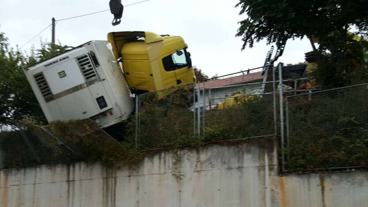 Kamion sletio s ceste i popeo se na ogradu trgovačkog centra