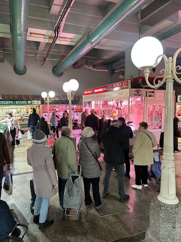 FOTO Građani šokirani! Za kilu janjetine 20 eura, rajčice po 7, a orada na Dolcu čak 28 eura