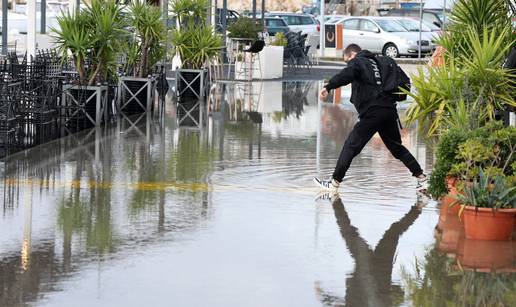 FOTO Plima poplavila obalu u &Scaron;ibeniku: Zabrana je prometa