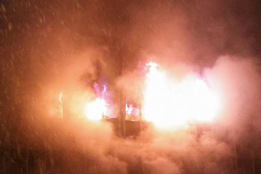 FOTOGALERIJA Vatra 'guta' zgradu Vjesnika, pucaju stakla