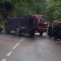 Pogledajte kako vozilo razbija srpske barikade na Kosovu...