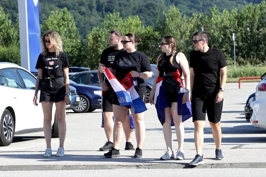 Zaprešić: Navijači se okupljaju uoči koncerta Marka Perkovića Thompsona