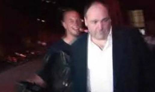 Ljutiti Tony Soprano psuje i gura se s paparazzom...