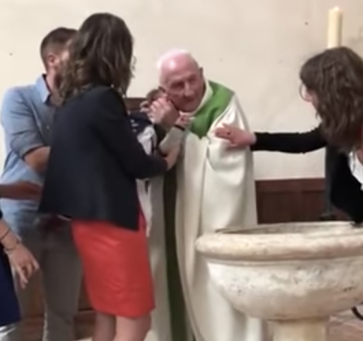 Ošamario bebu na krštenju: Svećenika poslali u mirovinu