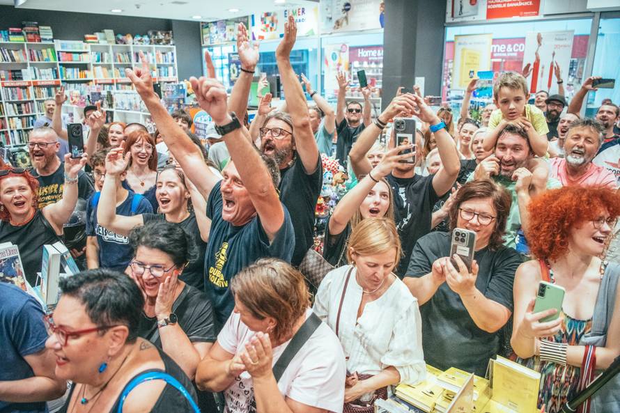 Papirnati stage Dubioze: Brano Jakubović predstavio knjigu...