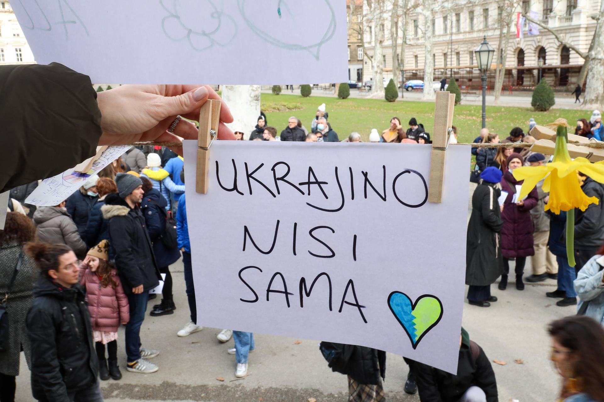 Zagrepčani i Zagrepčanke  na Zrinjevacu ostavljali poruke mira i solidarnosti u znak podrške ljudima u Ukrajini