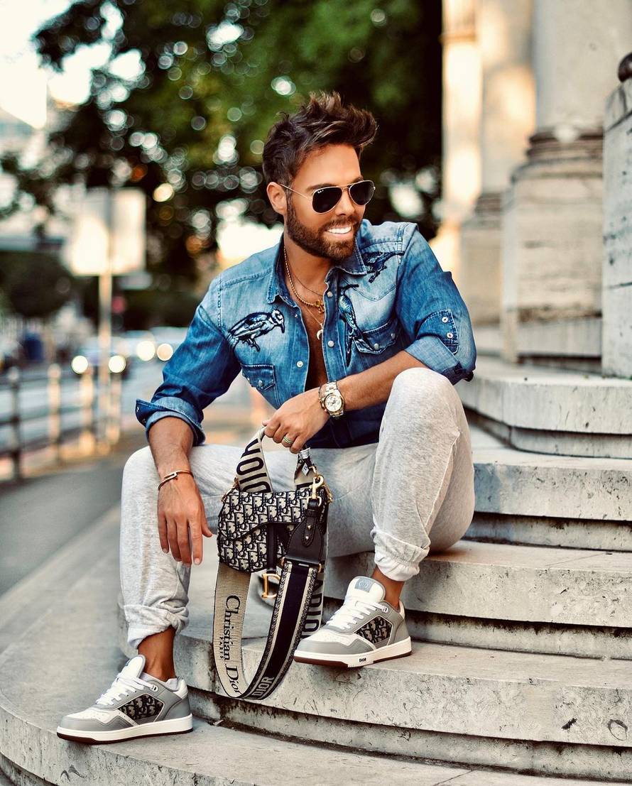 Modni mačak pozira s torbama koje koštaju oko 28.000 kuna