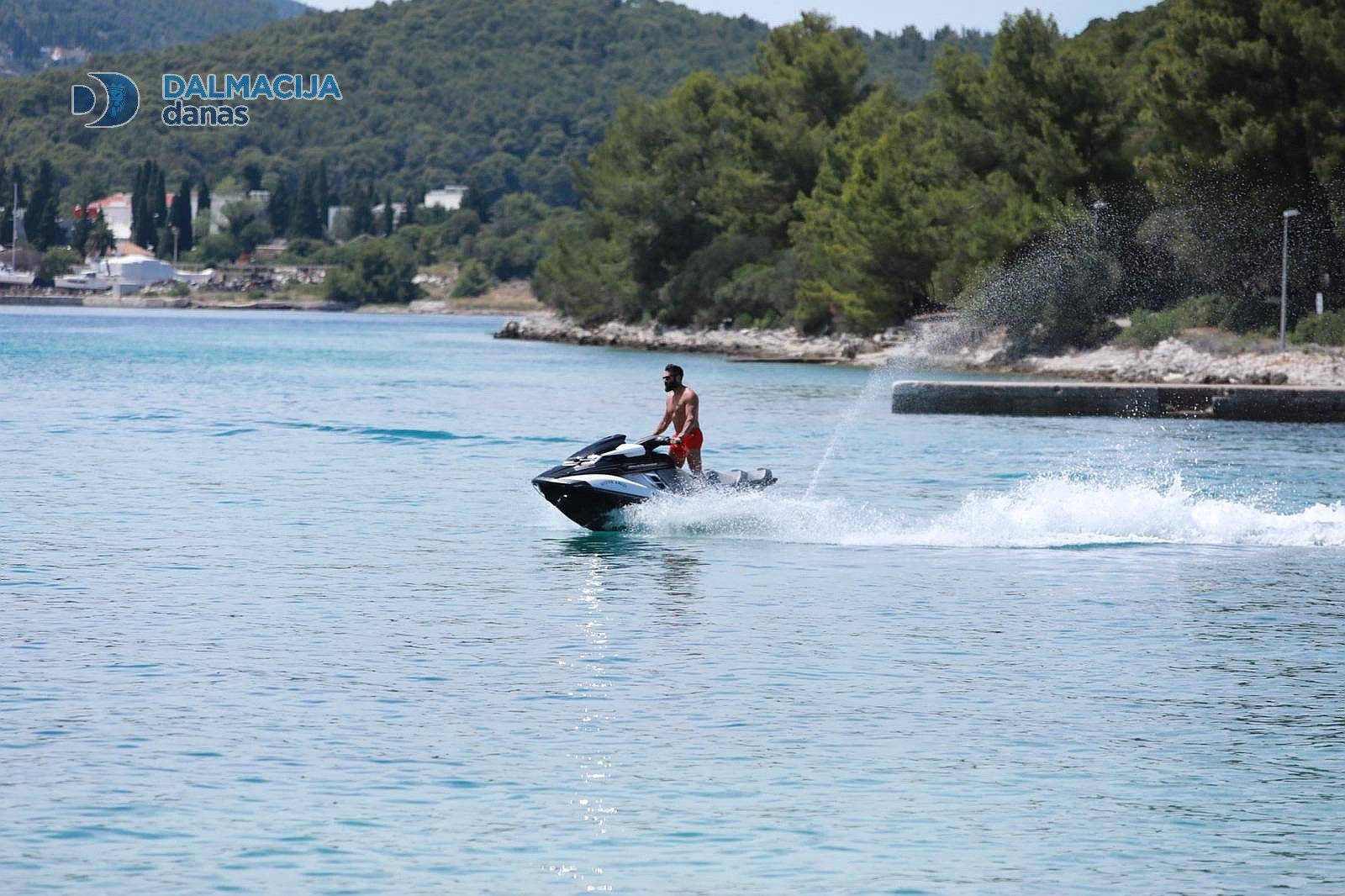 Multimilijunaš divljao gliserom sto metara od obale kod Korčule