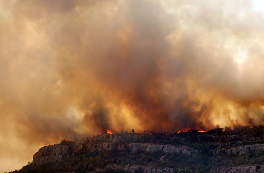 U Đevrskama obranjene kuće, ali jak vjetar i dalje nosi vatru