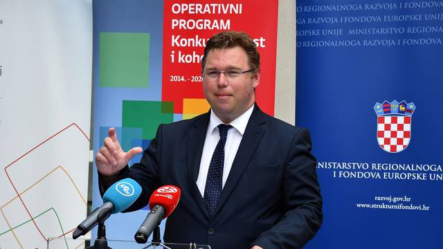 Slavonski Brod: Ministar Pavić uručio ugovore o dodjeli bespovratnih sredstava