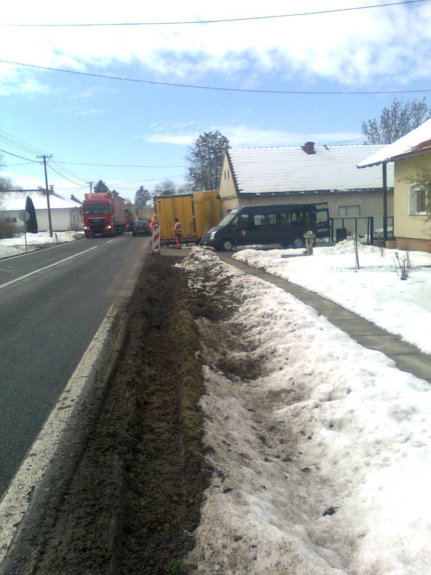 Zaspao? Kamionom je sletio s ceste u  jarak i zabio se u kuću