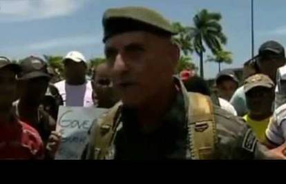 Video: Prosvjednici generalu poklonili tortu i rasplakali ga