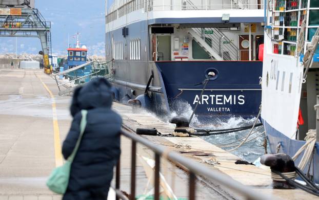 Rijeka: Olujna bura stvara valove i morsku pjenu u luci
