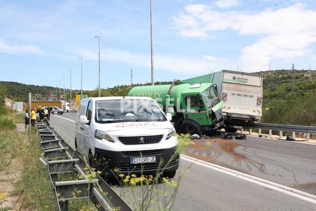 ?etiri vozila sudjelovala u teškoj nesre?i na magistrali kod Šibenika