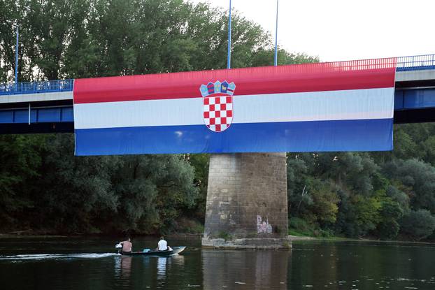 Petrinja: Postavljena velika zastava RH povodom 31.obljetnice VRO Oluje na mostu preko rijeke Kupe